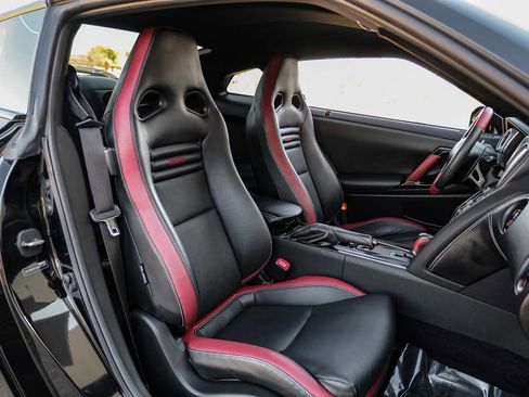 Used 2014 Nissan GT-R Black Edition image 45