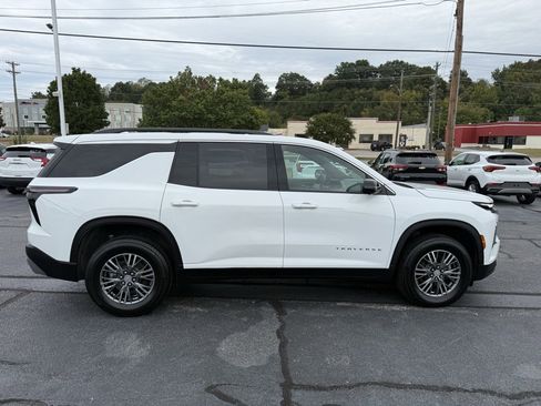 Used 2024 Chevrolet Traverse LT image 8