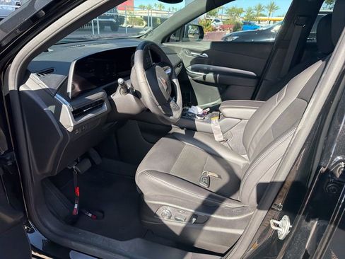 Used 2025 Cadillac XT4 Premium Luxury FWD image 3