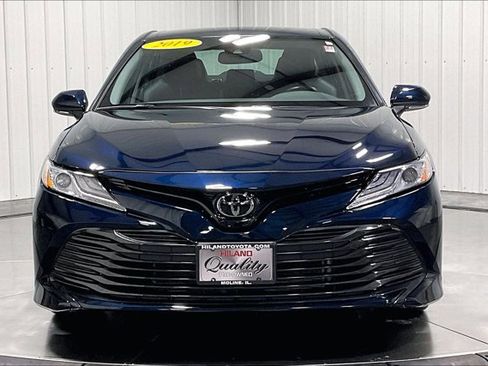 Used 2019 Toyota Camry XLE image 2