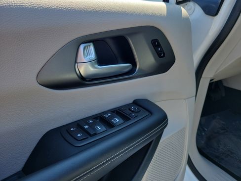 Used 2024 Chrysler Pacifica Touring-L image 18