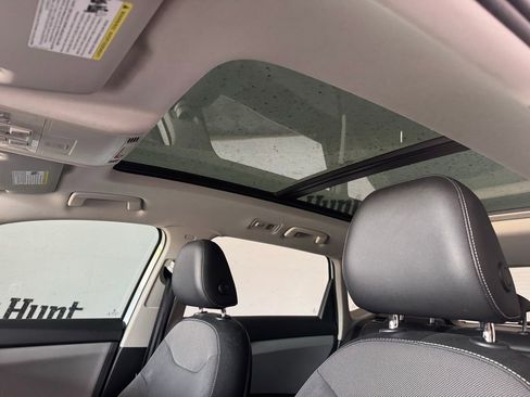 Used 2022 Volkswagen Taos SE w/ Panoramic Sunroof Package image 5