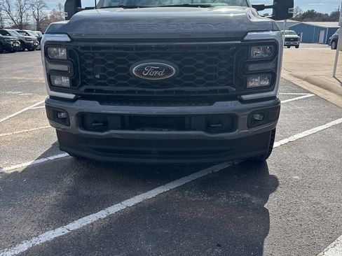 Used 2025 Ford F250 Lariat w/ Black Appearance Package image 5