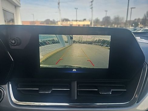 Used 2025 Chevrolet Trax LT w/ LT Convenience Package image 16