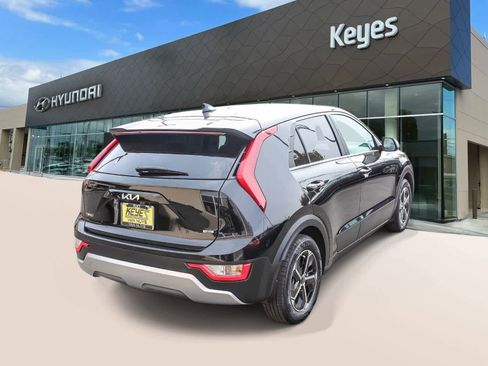 Used 2024 Kia Niro LX image 4