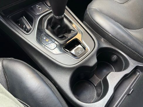 Used 2019 Jeep Cherokee Limited FWD image 19