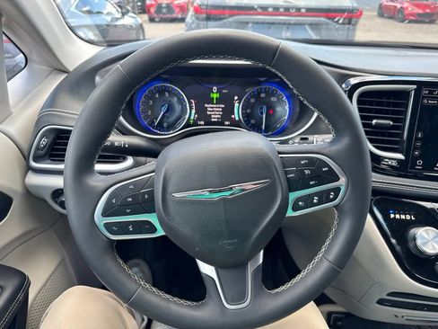 Used 2023 Chrysler Pacifica Touring-L w/ Uconnect Theater Family Group AWD/4WD image 17