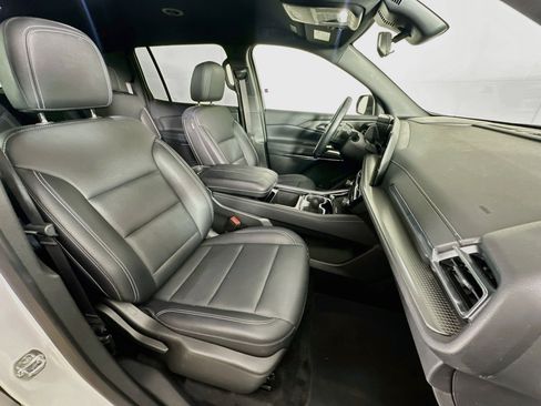 Used 2025 Chevrolet Traverse LT FWD image 33