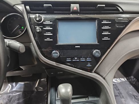 Used 2020 Toyota Camry SE image 19