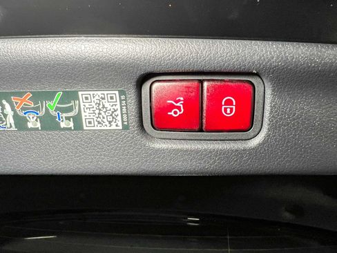 Used 2025 Mercedes-Benz C 300 4MATIC Sedan image 17