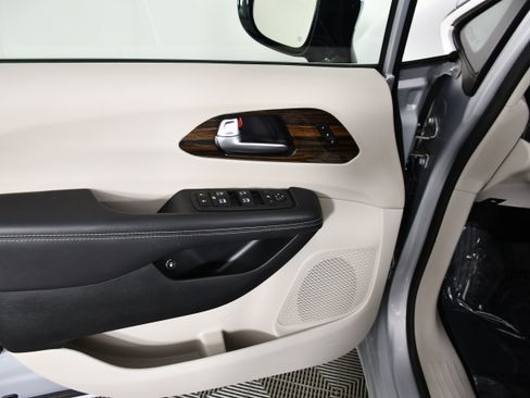 Used 2023 Chrysler Pacifica Limited FWD image 36