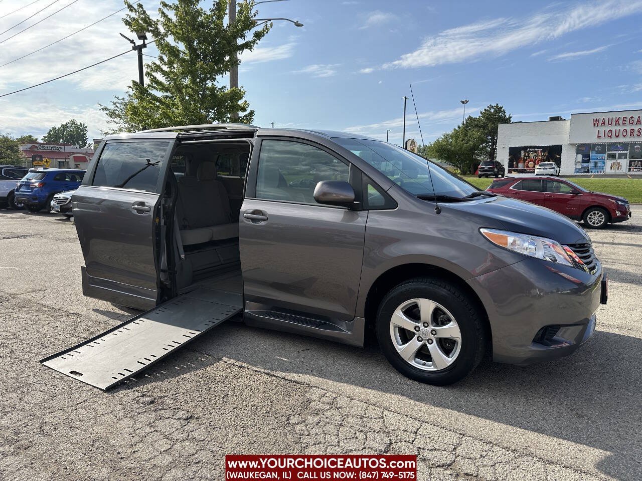 Used 2013 Toyota Sienna LE FWD image 2
