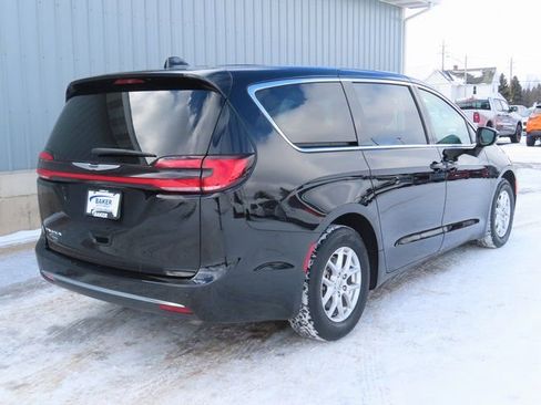 Used 2024 Chrysler Pacifica Touring-L image 4