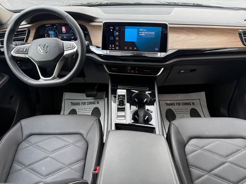 Used 2024 Volkswagen Atlas SE w/ Panoramic Sunroof Package FWD image 22