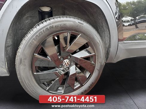 Used 2024 Volkswagen Atlas SE w/ Panoramic Sunroof Package FWD image 38