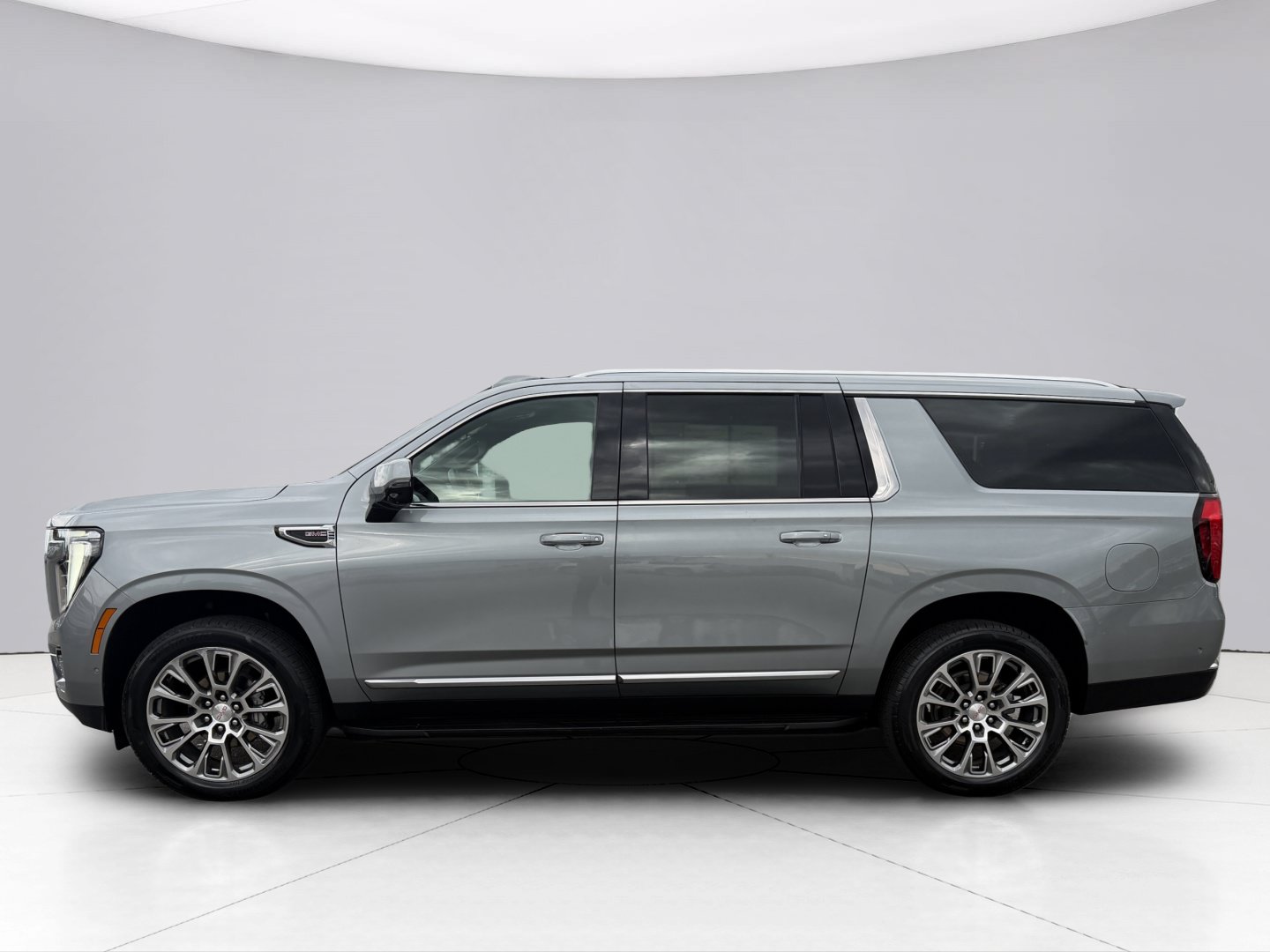 Used 2025 GMC Yukon XL Denali AWD/4WD image 3