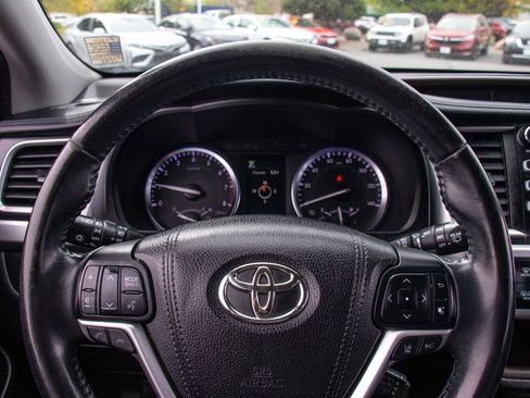 Used 2017 Toyota Highlander Limited AWD/4WD image 13