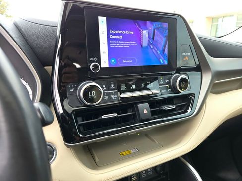 Used 2023 Toyota Highlander XLE image 15