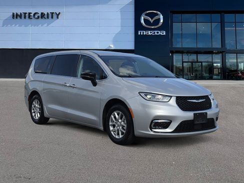 Used 2024 Chrysler Pacifica Touring-L FWD image 1