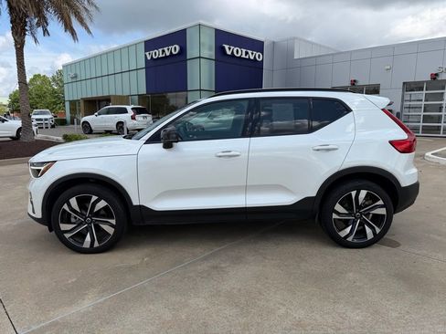Used 2023 Volvo XC40 B5 Plus AWD/4WD image 2