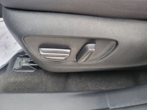 Used 2024 Toyota Highlander LE AWD/4WD image 16