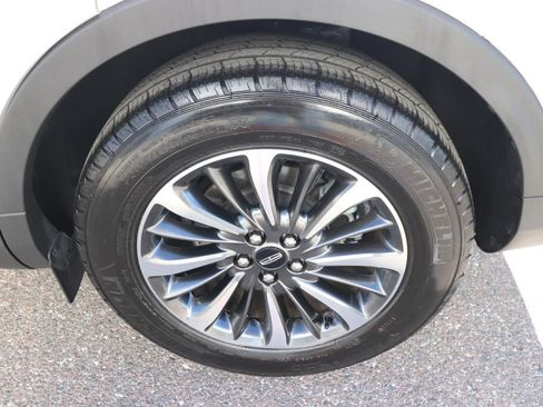 Used 2022 Lincoln Nautilus FWD w/ Premium Package image 14