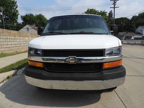 Used 2016 Chevrolet Express 2500 LT w/ LT Preferred Equipment Group RWD image 3
