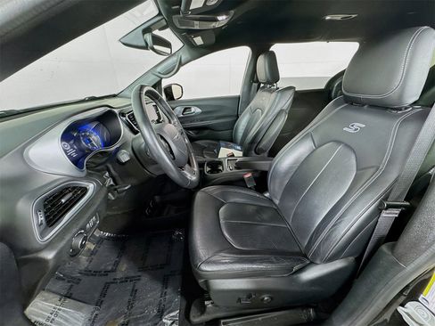 Used 2018 Chrysler Pacifica Touring-L Plus image 12