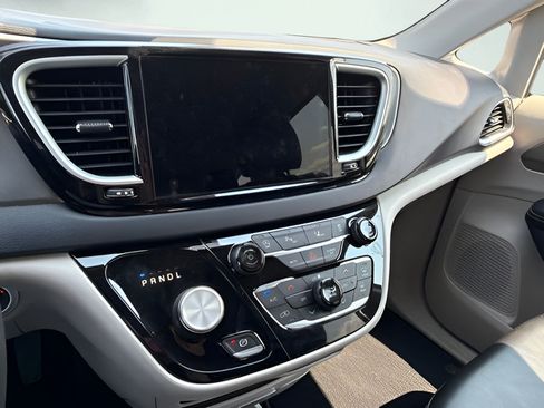 Used 2023 Chrysler Pacifica Touring-L FWD image 21