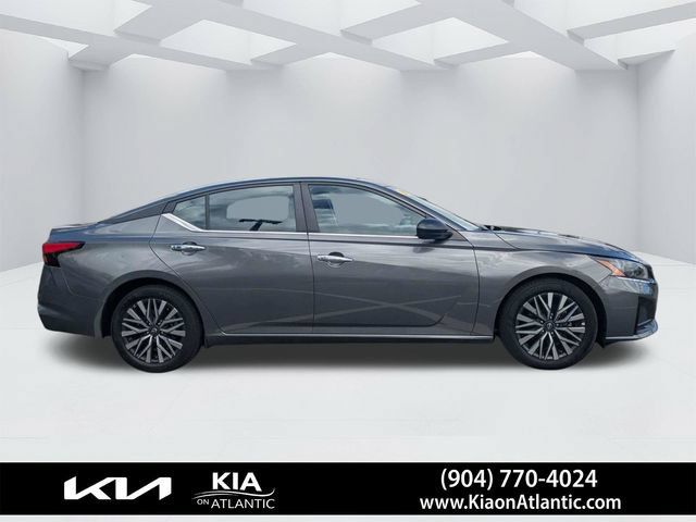 Used 2025 Nissan Altima 2.5 SV FWD image 2
