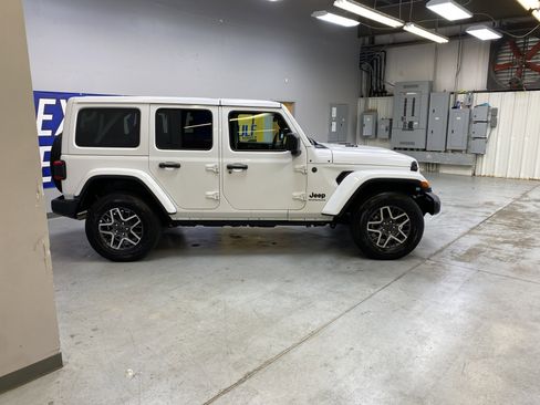 Used 2025 Jeep Wrangler Sahara image 8