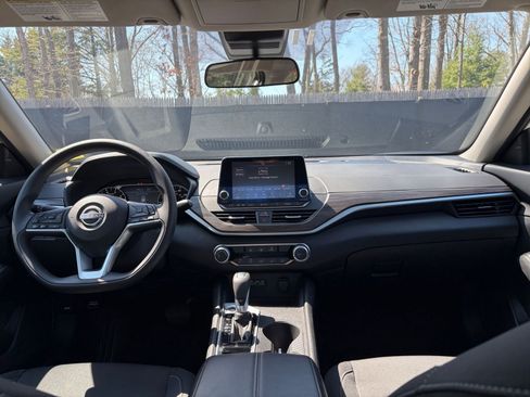 Used 2025 Nissan Altima 2.5 SV FWD image 33