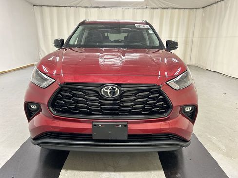 Used 2025 Toyota Highlander XLE image 3