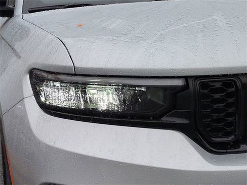 New 2025 Jeep Grand Cherokee Altitude image 9