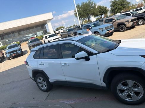 Used 2019 Toyota RAV4 XLE FWD image 4