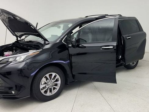 Used 2026 Toyota Sienna XLE FWD image 11