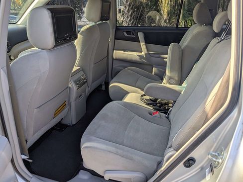 Used 2013 Toyota Highlander Plus FWD image 14