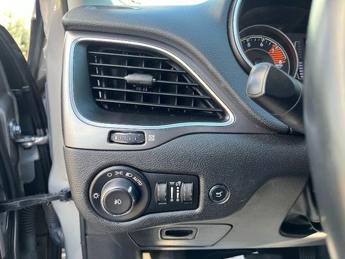 Used 2019 Jeep Cherokee Latitude Plus w/ Comfort/Convenience Group image 11