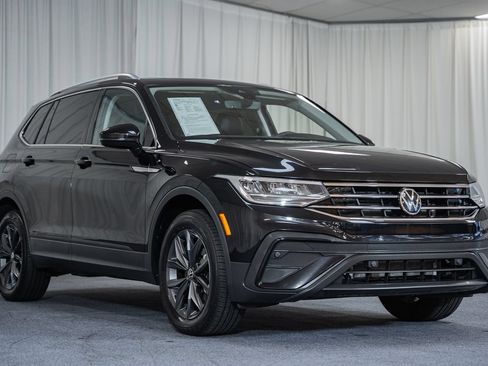 Used 2022 Volkswagen Tiguan SE w/ Panoramic Sunroof Package FWD image 1
