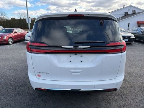 New 2026 Chrysler Pacifica Select image 4