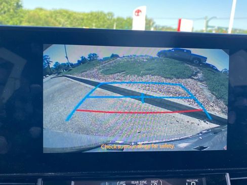 Used 2025 Toyota Sienna XLE w/ XLE Plus Package FWD image 30