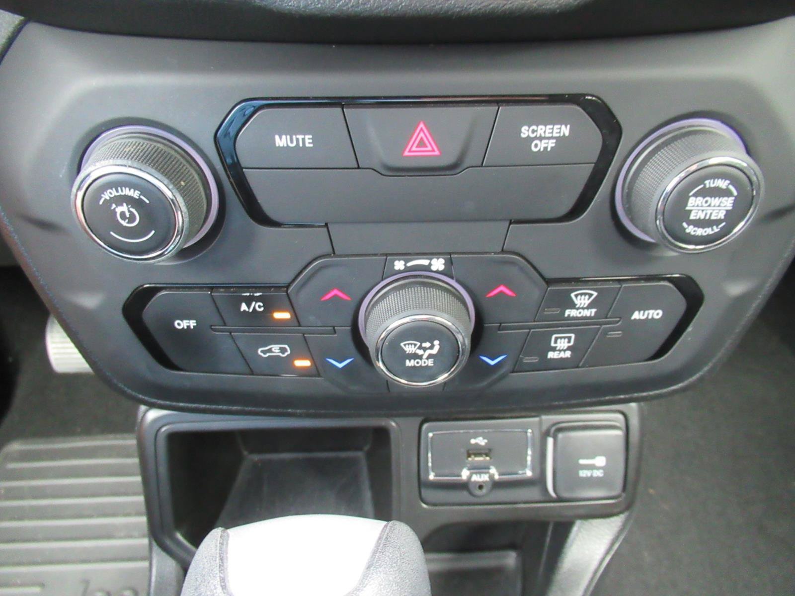 Used 2019 Jeep Renegade Latitude FWD image 27