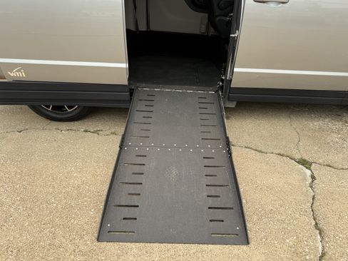 Used 2018 Dodge Grand Caravan SXT FWD image 30