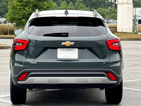 Used 2025 Chevrolet Trax LT FWD image 18