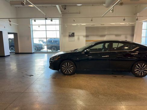 Used 2025 Nissan Altima 2.5 SV image 8