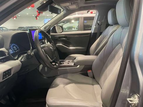 Used 2024 Toyota Highlander Platinum AWD/4WD image 17