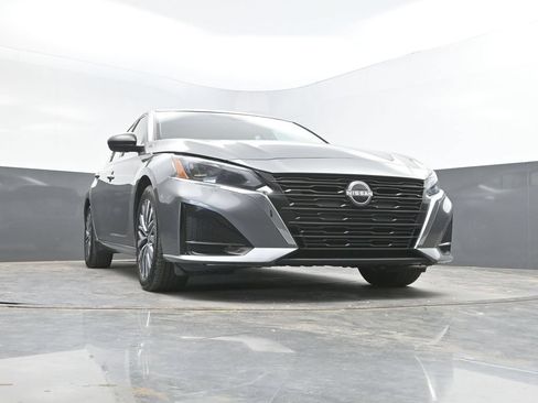 Used 2025 Nissan Altima 2.5 SV FWD image 34