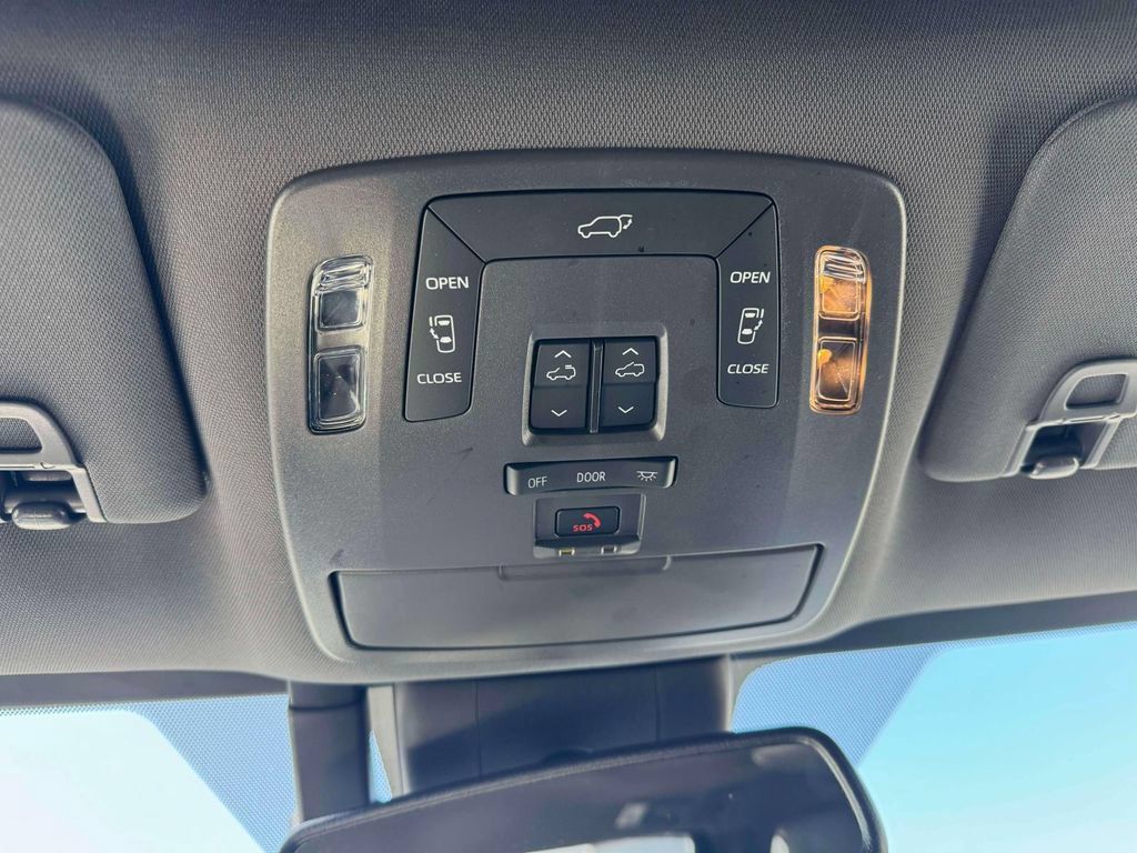 Used 2024 Toyota Sienna XLE Woodland Edition AWD/4WD image 33