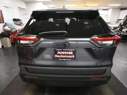 Used 2022 Toyota RAV4 LE AWD/4WD image 6