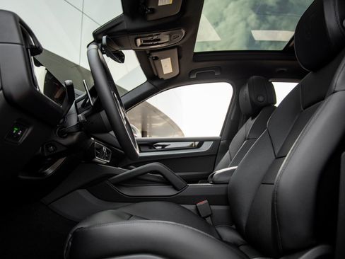 Certified 2026 Porsche Cayenne AWD/4WD image 24